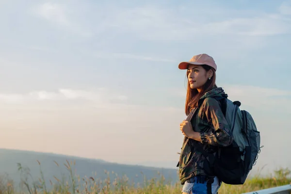 Retrato mulher asiática mochila. Ela estava sorrindo e feliz de t — Fotografia de Stock