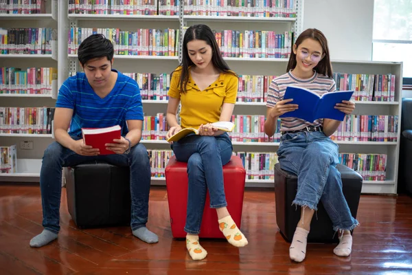 Grupo Estudantes Asiáticos Sorrir e ler livro e usando notebook — Fotografia de Stock