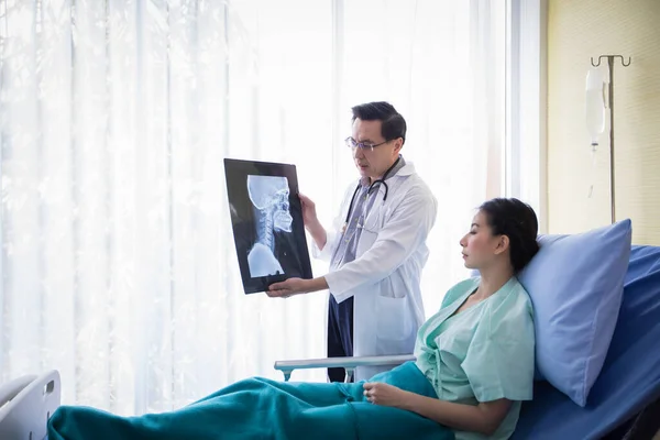 Doktor Beyin Ray Sonuçları Hakkında Bir Hastanede Yatakta Yatan Bir — Stok fotoğraf