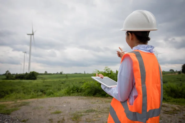 Aziatische Ingenieur Met Veiligheidshelm Met Behulp Van Tablet Computer Inspecteren — Stockfoto