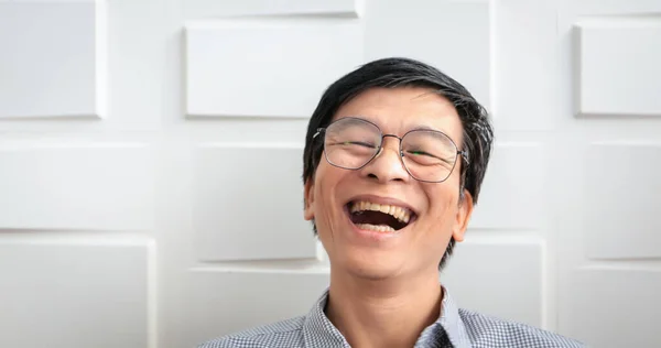 Starszy Azjata Uśmiechnął Się Śmiał Szczęśliwy — Zdjęcie stockowe