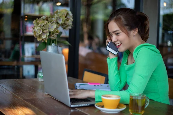 Азійські Бізнес Жінки Використовують Мобільний Дотик Смарт Телефон Комунікації Жінок — стокове фото