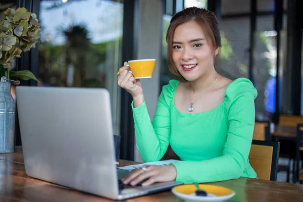 Mulheres Negócios Asiáticas Sorrindo Usando Notebook Para Documentos Análise Diagrama — Fotografia de Stock