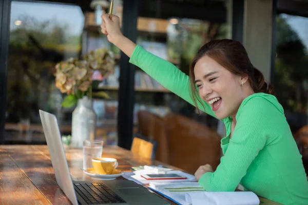 Femmes Affaires Asiatiques Succès Concept Gagnant Équipe Heureuse Avec Levé — Photo