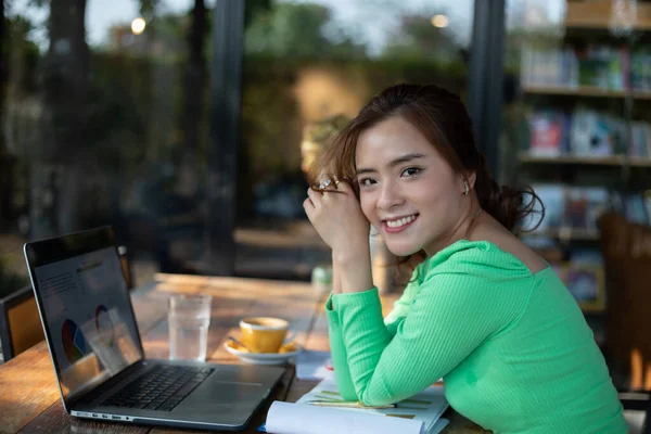 Mujeres Negocios Asiáticas Sonriendo Usando Cuaderno Para Documentos Análisis Diagrama —  Fotos de Stock