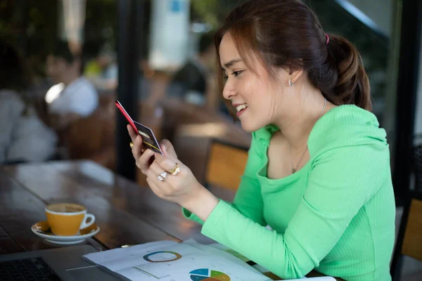 Asiatiska Kvinnor Dricker Kaffe Ett Café Och Handlar Nätet Och — Stockfoto