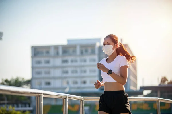 달리기를 아시아인젊은 도시에서 먼지와 오염을 마스크를 있습니다 — 스톡 사진