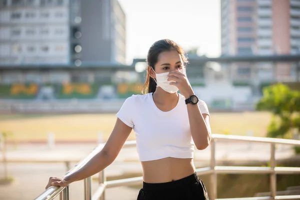 달리기를 아시아인젊은 도시에서 먼지와 오염을 마스크를 있습니다 — 스톡 사진