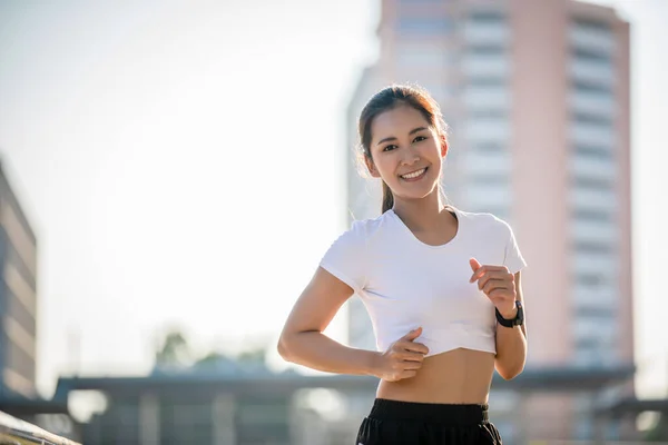 Aziatisch Jong Fitness Sport Vrouw Lopen Glimlachen Stad Weg — Stockfoto