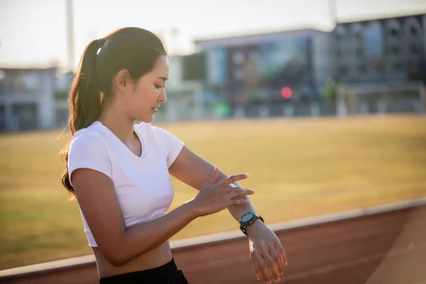 亚洲妇女在跑步前在皮肤上涂上防晒霜 体育与健康概念 — 图库照片