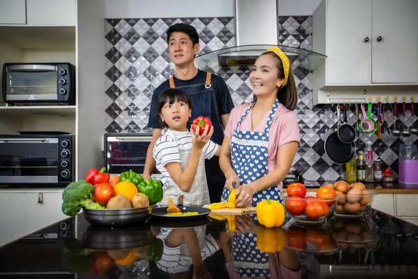 Happy Family Tienen Papá Mamá Pequeña Hija Cocinando Juntos Cocina — Foto de Stock