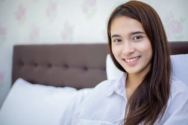 Asiatische Frauen Lächeln Und Sind Glücklich Nach Dem Aufwachen Auf — Stockfoto