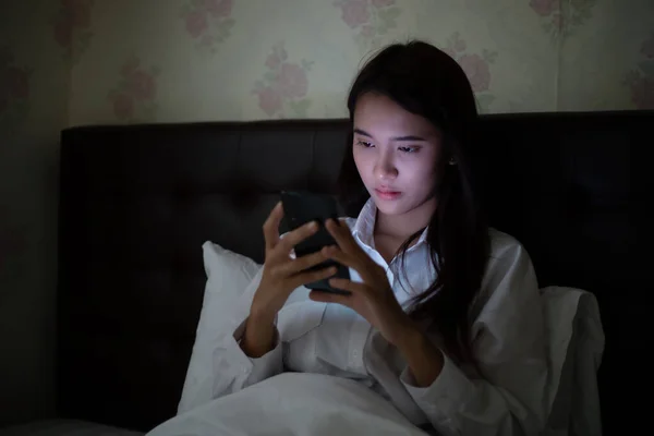 Mujer Asiática Usando Teléfono Móvil Noche Cama Ella Sonríe Disfruta — Foto de Stock