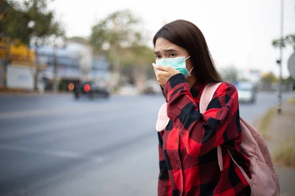 미립자 바이러스 인플루엔자 코로나 바이러스때문에 마스크를 착용하고 도시를 아시아 — 스톡 사진
