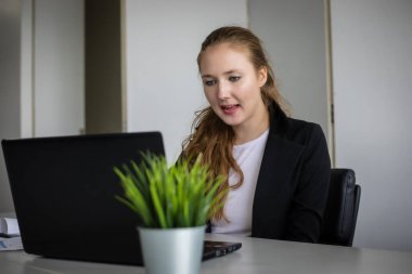 Asyalı işadamları ve grup iş ortakları için not defteri kullanıyor toplantıda belgeler ve fikirler tartışıyorlar ve iş kadınları mutlu bir şekilde gülümsüyorlar. 