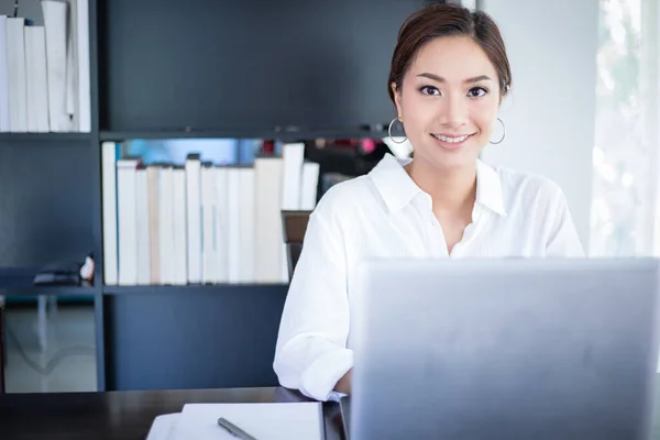 Mulheres Negócios Asiáticas Bonitas Verificando Documento Usando Notebook Sorrindo Feliz — Fotografia de Stock