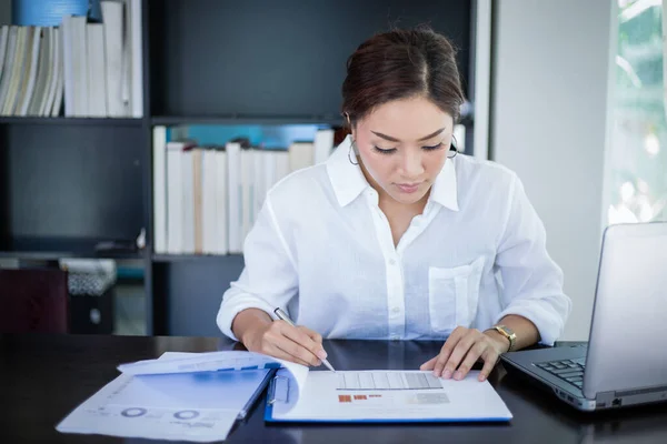 Mulheres Negócios Asiáticas Bonitas Verificando Documento Usando Notebook Sorrindo Feliz — Fotografia de Stock