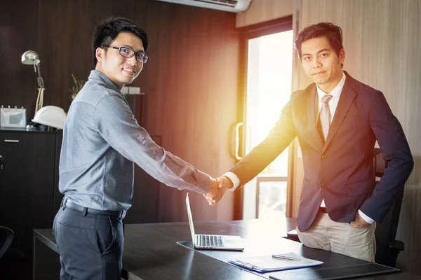 Empresários Asiáticos Apertando Mãos Sorrindo Seu Acordo Para Assinar Contrato — Fotografia de Stock