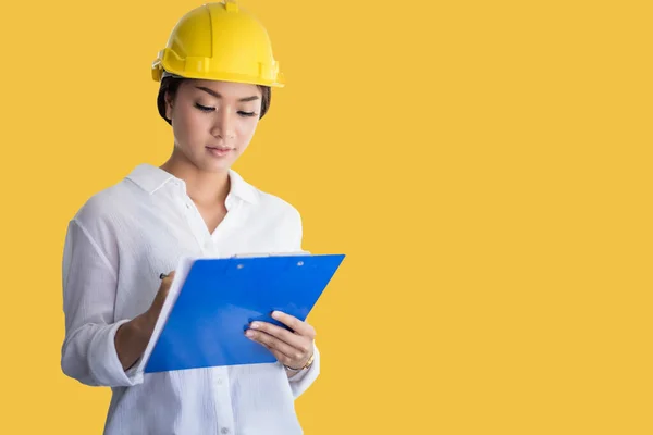 Mulheres Asiáticas Engenharia Inspecionando Trabalhando Segurando Plantas Fundo Amarelo — Fotografia de Stock