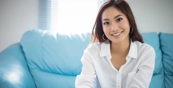 Asiatische Frauen Sitzen Entspannt Auf Dem Sofa Und Sie Lächelt — Stockfoto