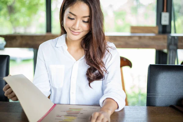 Mulher Asiática Menu Aberto Para Encomendar Café Restaurante Sorrindo Para — Fotografia de Stock