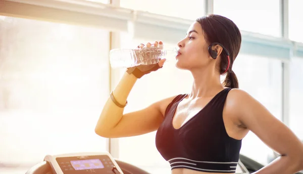 Sportieve Vrouw Aziatisch Drinkwater Oefeningen Sportschool Fitness Concept Van Gezond — Stockfoto