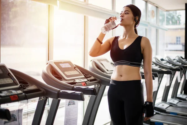 Sportieve Vrouw Aziatisch Drinkwater Oefeningen Sportschool Fitness Concept Van Gezond — Stockfoto