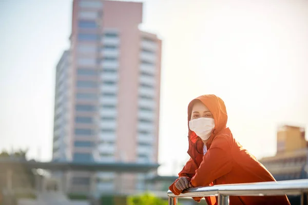 아시아 여자가 있는데 그녀는 먼지를 오염을 마스크를 도시에서 유행성 코로나 — 스톡 사진