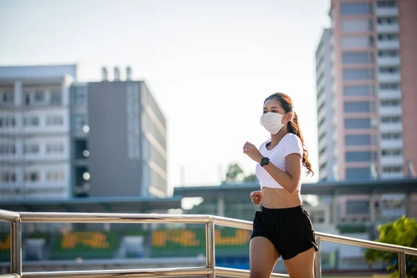 아시아 여자가 있는데 그녀는 먼지를 오염을 마스크를 도시에서 유행성 코로나 — 스톡 사진