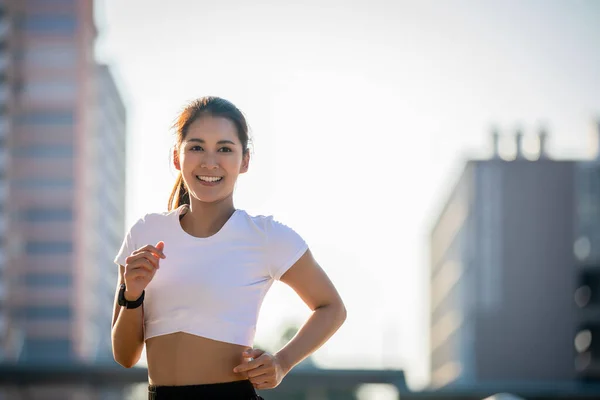 Ασιατική Νεαρή Αθλητική Γυμναστική Γυναίκα Τρέχει Και Χαμογελά Στο Δρόμο — Φωτογραφία Αρχείου