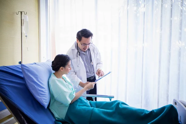Doktorlar Hastanede Yatan Bir Kadın Hastaya Hastalığın Olduğunu Soruyor Açıklıyor — Stok fotoğraf