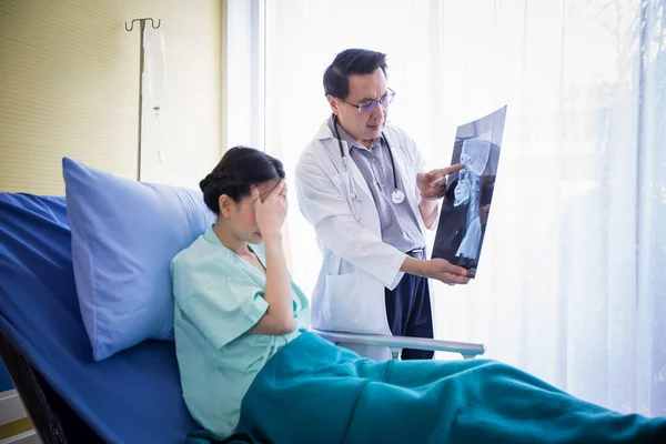Doktor Beyin Ray Sonuçları Hakkında Bir Hastanede Yatakta Yatan Bir — Stok fotoğraf