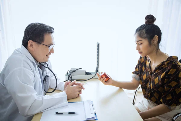 Médico Está Perguntando Explicando Doença Dando Medicamento Com Pacientes Sexo — Fotografia de Stock