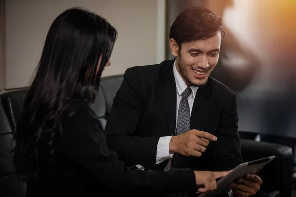 Hombres Negocios Grupo Que Utilizan Cuaderno Para Socios Negocios Discutiendo — Foto de Stock