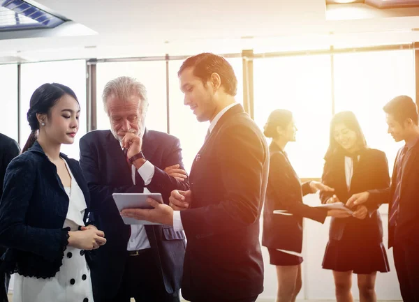 Grupo Empresarios Usando Tableta Para Discusión Reuniones Concepto Trabajo Sala —  Fotos de Stock