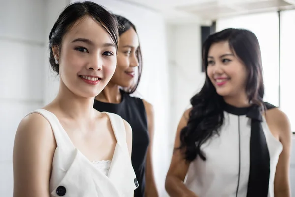 Empresários Asiáticos Com Parceiro Discutir Sobre Detalhe Trabalho Mulheres Negócios — Fotografia de Stock