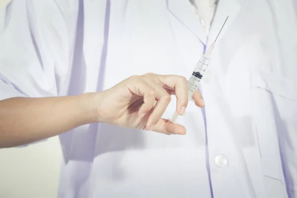 Лікар Тримає Медичний Єкційний Шприц Обладнання Вакцинації Медичного Пластику Голкою — стокове фото