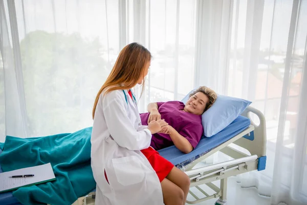 Doktor Toplantısı Hastanede Yatan Yaşlı Bir Hastaya Ilaçları Açıklamak — Stok fotoğraf