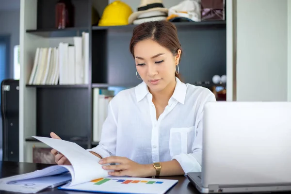 Mulheres Negócios Asiáticas Bonitas Verificando Documento Usando Notebook Trabalhando Casa — Fotografia de Stock