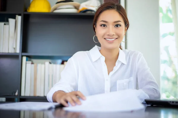 Beautiful Asian Business Women Checking Document Using Notebook Working Home — Stock Photo, Image