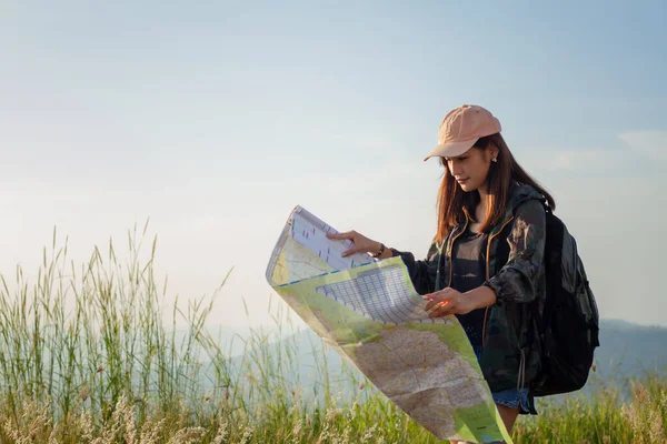 Mulheres Asiáticas Com Mochila Brilhante Olhando Para Mapa Vista Trás — Fotografia de Stock