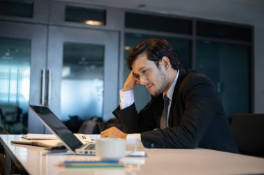 Asyalı işadamları çalışmak için defter ve baş ağrısına kadar ciddi iş adamları kullanıyor.