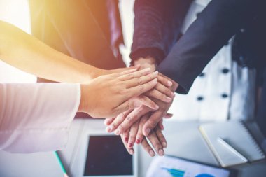 Mutlu İş Adamları, ofis içindeki yabancı ortaklarla anlaşma yaptıktan ya da anlaşma yaptıktan sonra ekip çalışması gösterip beşini veriyor. 