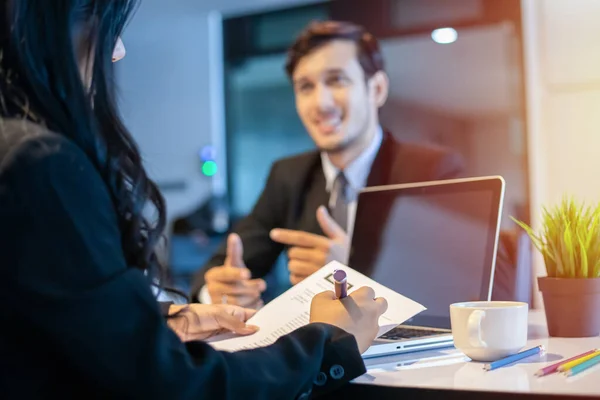 Empresários Empresárias Discutindo Documentos Para Conceito Entrevista Emprego Foco Seletivo — Fotografia de Stock