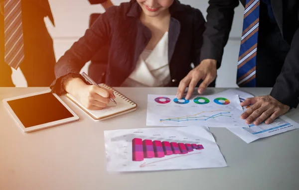 Empresarios Mujeres Asiáticos Trabajando Apuntando Diagrama Financiero Gráfico Documentos Análisis — Foto de Stock