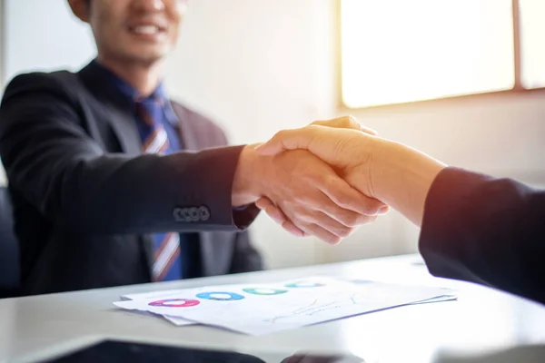 Empresários Apertando Mãos Sorrindo Seu Acordo Para Assinar Contrato Terminar — Fotografia de Stock