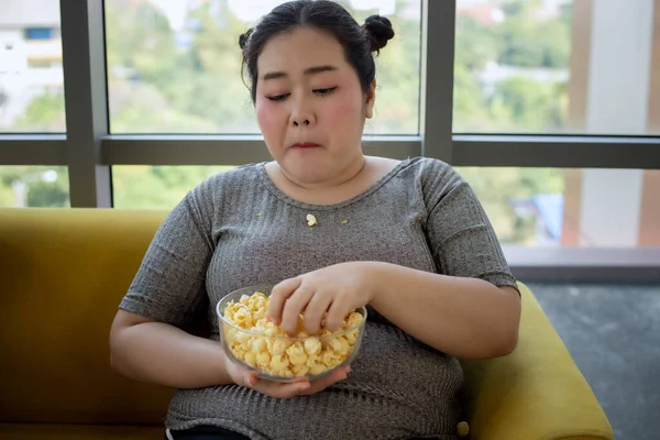 Mujer Con Sobrepeso Chica Asiática Disfrutan Comiendo Comida Palomitas Maíz — Foto de Stock