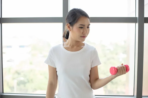 Mujer Asiática Haciendo Ejercicio Con Mancuerna Casa — Foto de Stock