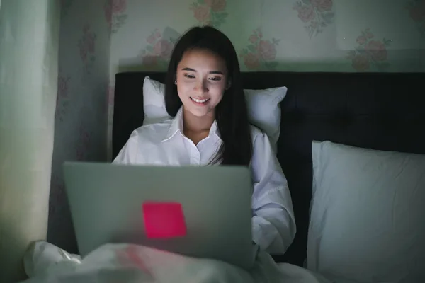 Mulher Asiática Usando Caderno Para Trabalhar Noite Cama Ela Sorri — Fotografia de Stock