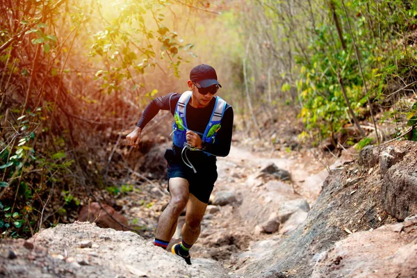 Hombre Corredor Trail Pies Atleta Con Zapatillas Deportivas Para Trail — Foto de Stock